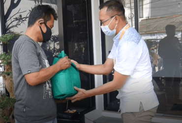 Penyerahan Bingkisan Sembako untuk Lingkungan Sekitar